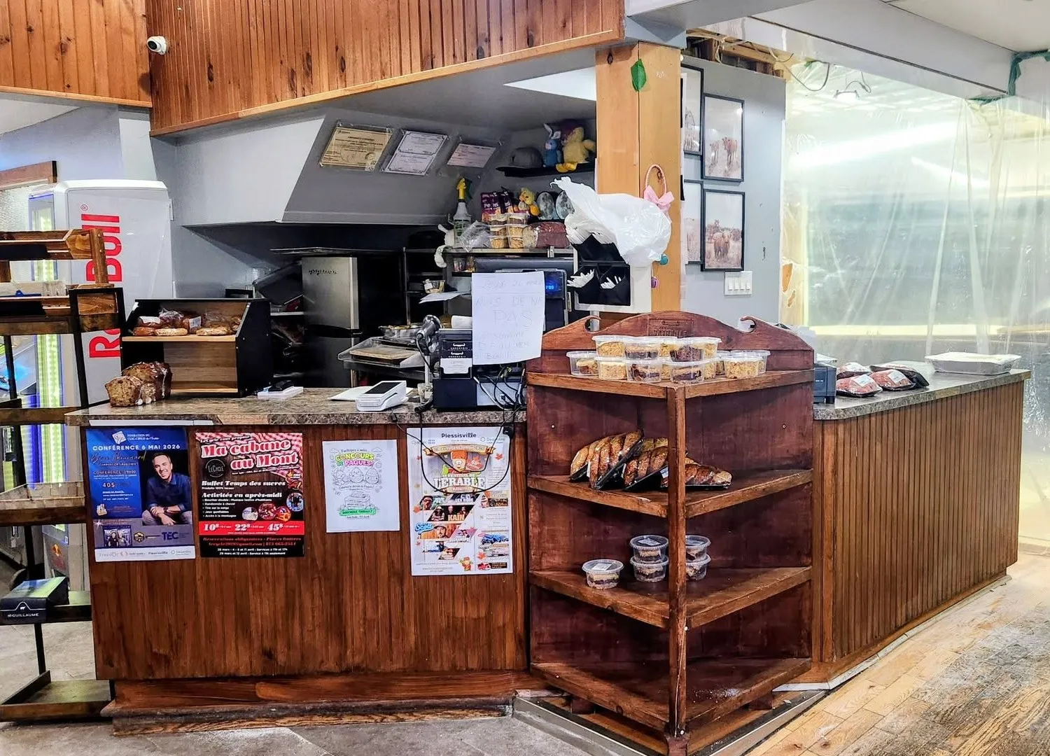 Le comptoir de bois de la Boucherie Thibault, garni de pâtés et de plats préparés maison.