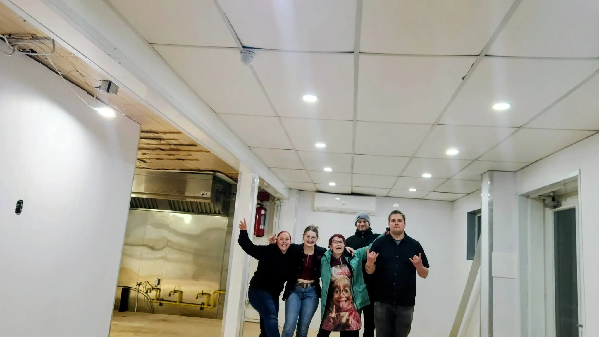 L'équipe de la Boucherie Thibault célèbre dans le nouveau local fraîchement rénové.